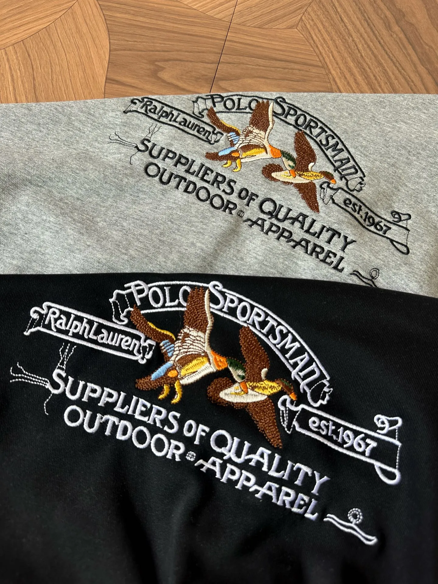 P220 Style No.: RL017] RalphLauren/Ralph Lauren 2025 new autumn and winter terry sweatshirt with multi-color embroidered logo Ralph Lauren's age-reducing item. The coat fabric is made of 60% cotton➕40% polyester, which not only retains the softness, comfort and breathability of cotton, but also adds the wear resistance and wrinkle resistance of polyester fiber, making the clothes more durable and easy to care for. Even in slightly cooler weather, you won't feel stuffy when wearing it. This kind of fabric has a natural crisp feel and is not easy to pill or deform. The flying pigeon on the chest is embroidered with the brand's large logo in English letters. The color is full, full of three-dimensionality, and lifelike, adding a bit of liveliness and interest to the entire sweatshirt. There is no pressure to dress, regardless of age or gender. Complete accessories! Color: Gray Size: S-xL S Shoulder width 53 Bust 110 Length 67 Sleeve length 58 M Shoulder width 54 Bust 114 Length 69 Sleeve length 59 L Shoulder width 55 Bust 118 Length 71 Sleeve length 60 xL Shoulder width 56 Bust 122 Length 73 Sleeve length 61